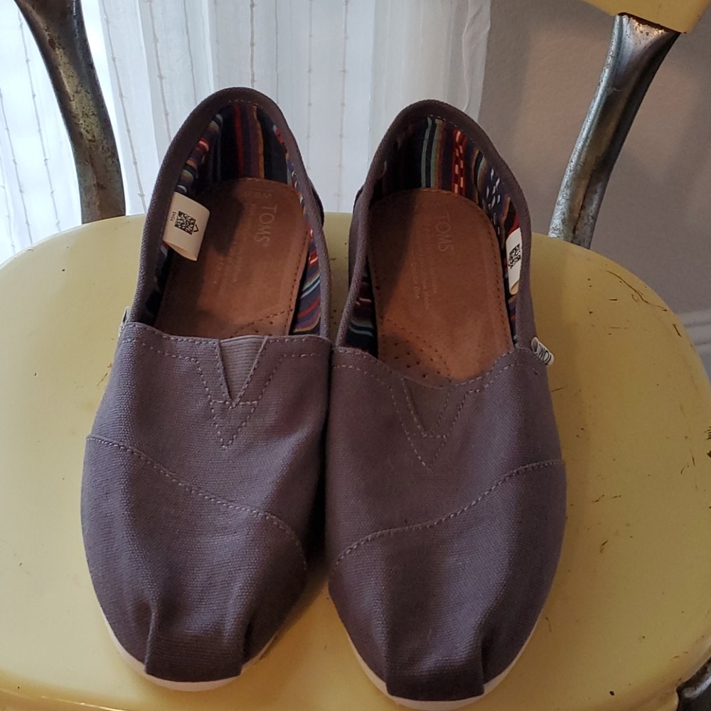 Tom's 9.5 grey flats shoes